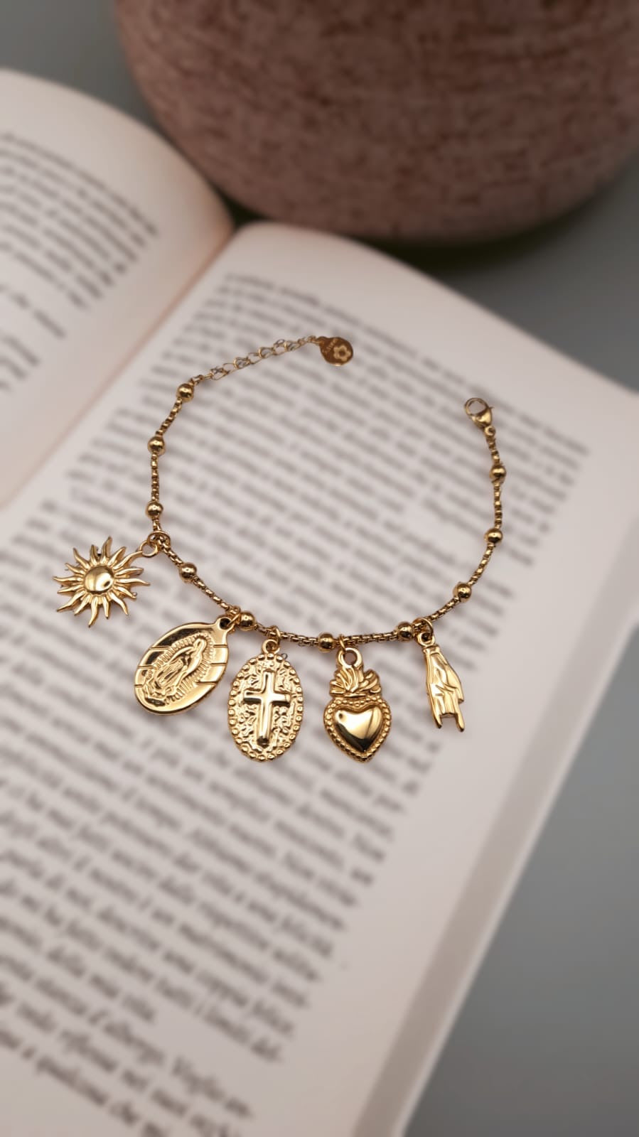 A008 Bracciale con ciondoli