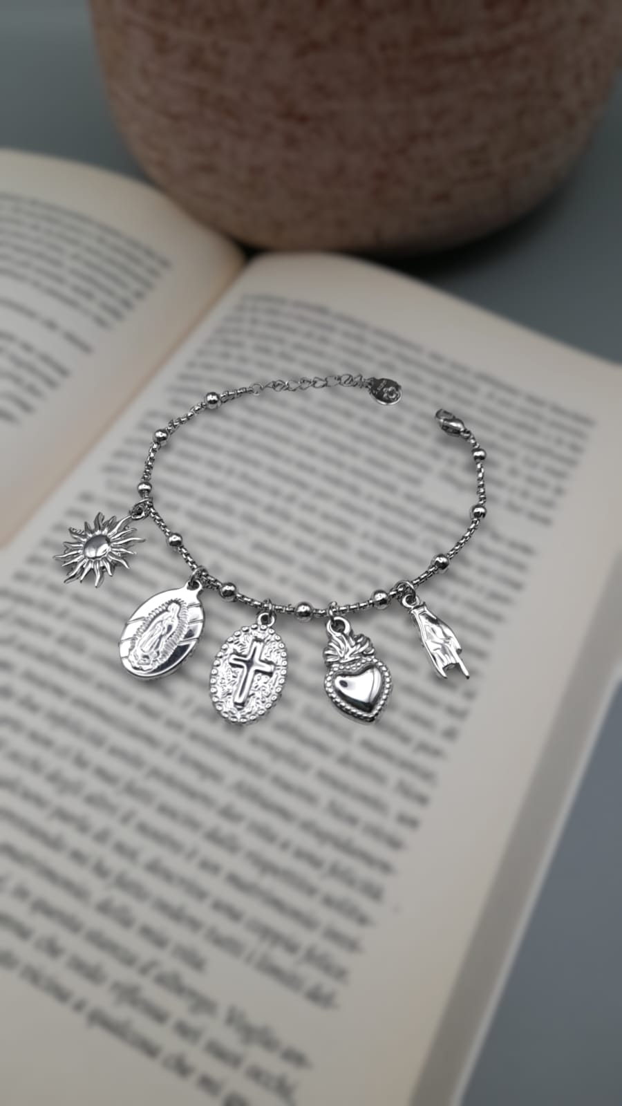 A008 Bracciale con ciondoli