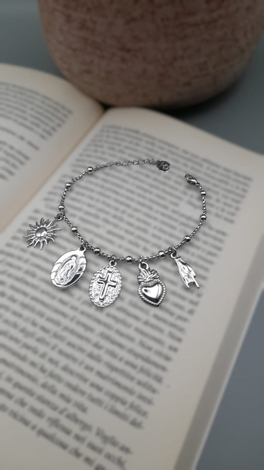 A008 Bracciale con ciondoli